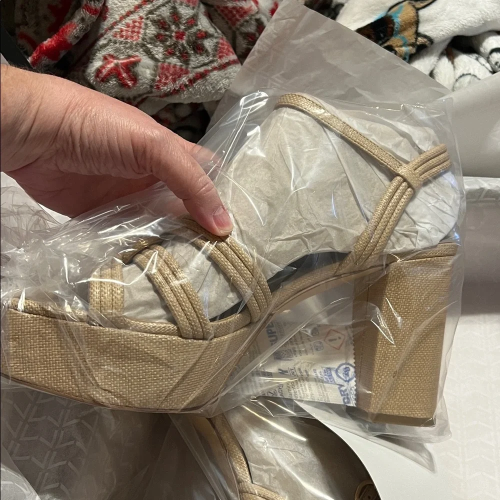 NWT Marc Fisher LTD Cairo Ankle Strap Platform Sandal